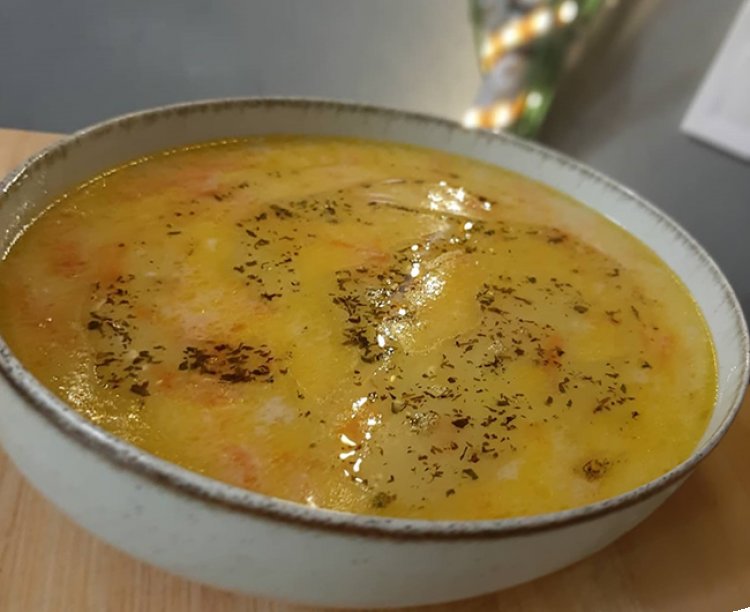 Tavuk Suyuna Havuçlu Şehriye Çorbası