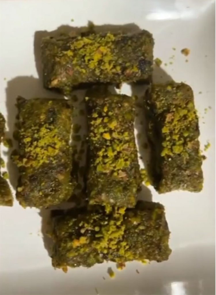 Antep Fıstıklı İki Malzemeli Pratik Tatlı