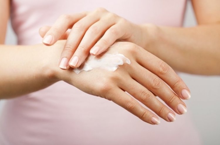 El Çatlakları İçin Çay Ağacı ve Hindistan Cevizi Kremi