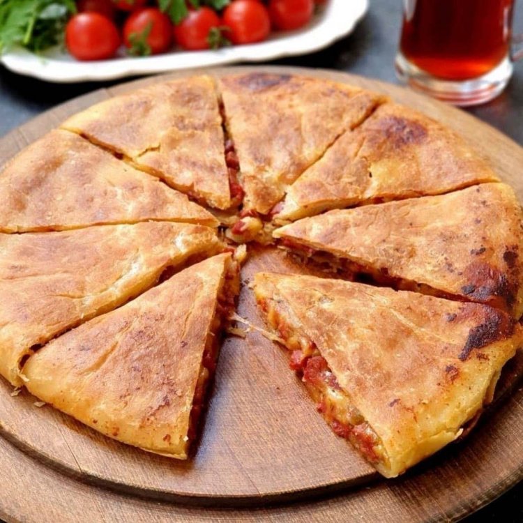 El Yapımı Kekik ve Sucuklu Tava Ekmeği